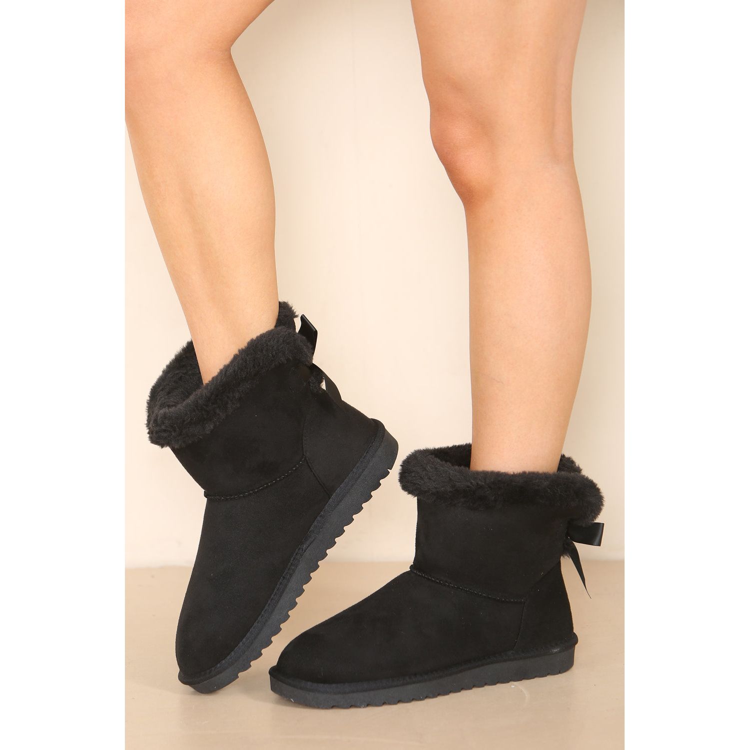 Black flat fur lined boots hotsell